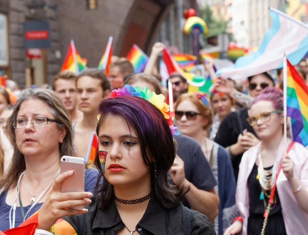 Sztokholm Szwecja Lipca 2016 Dziewczyna Paradzie Pride Ogląda Swój Telefon — Zdjęcie stockowe