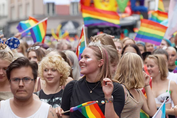 Dziewcząt i chłopców, zrzekając się tęczowymi flagami duma w Pride para — Zdjęcie stockowe