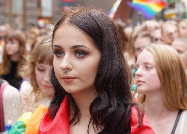 Młoda dziewczyna z długie rzęsy i brązowe włosy w Pride parad — Zdjęcie stockowe