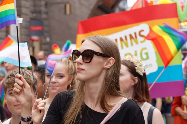Flickor och pojkar avstående regnbåge Pride flaggor i den stolthet para — Stockfoto