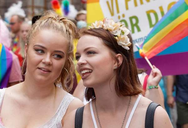 Dos hermosas chicas sonrientes en el desfile del Orgullo —  Fotos de Stock