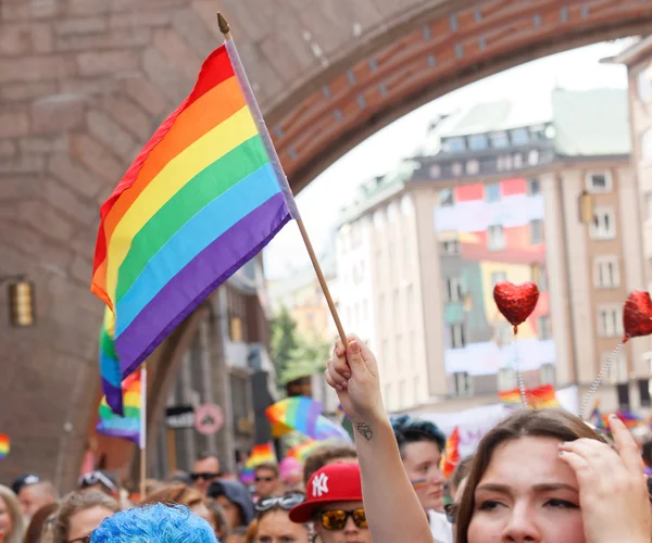 Ręka trzyma flagę dumy rainbow — Zdjęcie stockowe