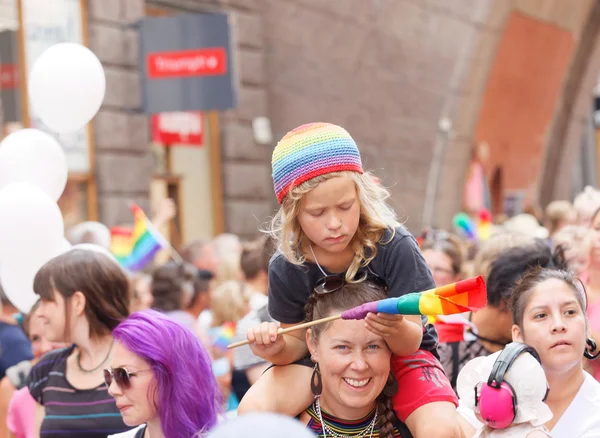 Blond liten pojke hatt regnbåge i Prideparaden — Stockfoto