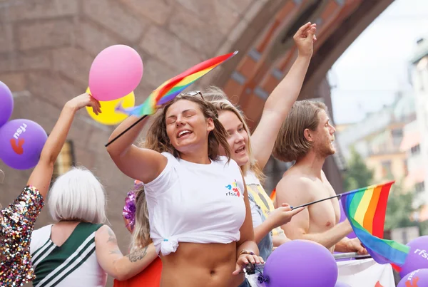 Dansande och sjungande flickor och pojkar i Prideparaden — Stockfoto