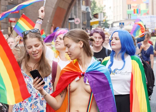 Chicas con la bandera del Orgullo Arcoiris en el desfile del Orgullo —  Fotos de Stock