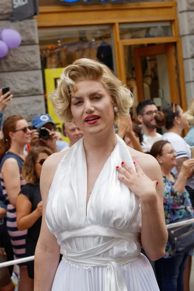 Transwestyta mężczyzna ubrany jak Marilyn Monroe w białej sukience — Zdjęcie stockowe