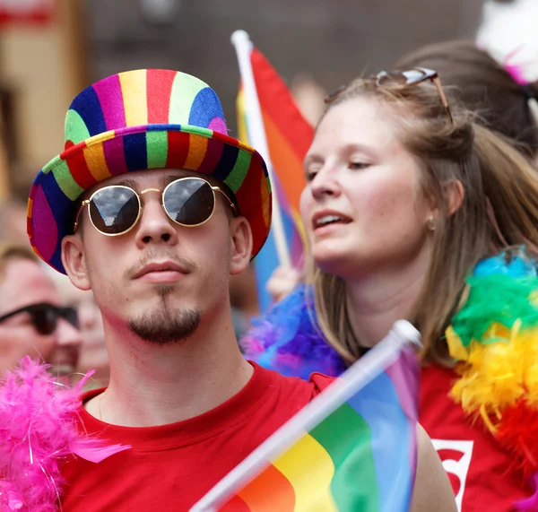 Ung man med skägg hatt rainbow — Stockfoto