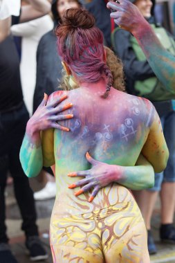 İki renkli vücut sarılma kız boyalı