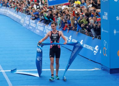 Triathlete Alistair Brownlee yarışı kazandıktan sonra