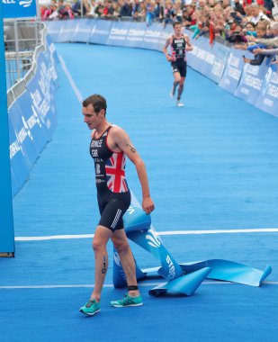 Triathlete Alistair Brownlee yarışı kazandıktan sonra