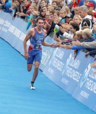 Çalışan triatlet Pierre Le Corre bitirmek