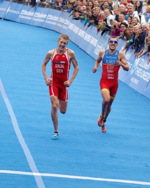 Triathletes Schilling ve Alarza adlı çalışan arasında zorlu mücadele 