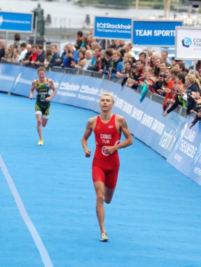 Çalışan triatlet Jonas Schomburg ve rakip bitirmek