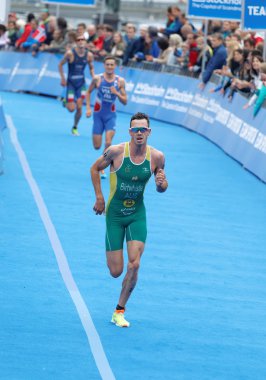 Finis Jacob Birtwhistle ve Simon Vain triatlet çalıştıran