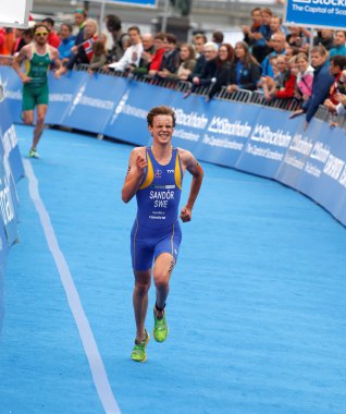 İsveçli triatlet Gabriel Sandor bitirmek mücadele