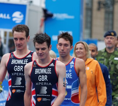Yarıştan sonra gülümseyen madalya triathletes Brownlee