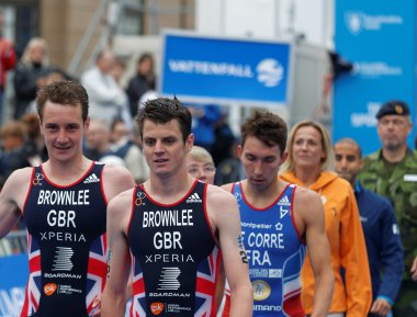 Yarıştan sonra gülümseyen madalya triathletes Brownlee