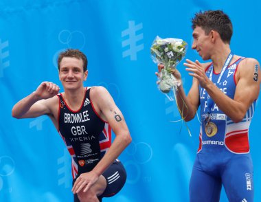 Gülümseyen madalya triathletes Brownlee ve Le Corre po Nehri üzerinde