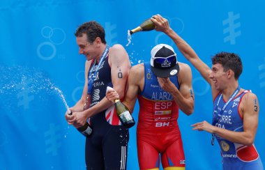 Şampanya podyumda oyuncak madalya triathletes