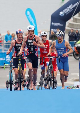 Triatlet Alistair Brownlee, Jonathan Brownlee ve rakip 
