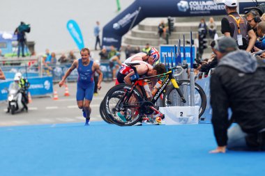 Triathletes geçiş bölgesi içinde
