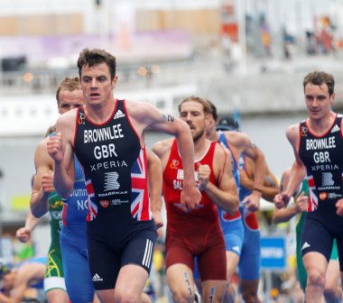 Koşu triathlete Jonathan Brownlee ve yarışmacılar