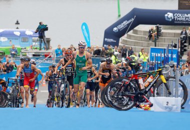 Triathletes bicyles geçiş bölgesi ile çalışan