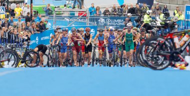 Triathletes bicyles t ile çalışan çalışan büyük grup