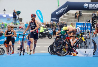 Triathlete Adam Bowden ve yarışmacılar th bicyle ile çalışan