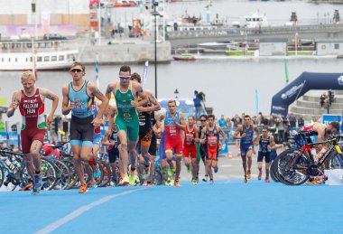 Çalışan triathletes büyük bir grup arasında zorlu mücadele
