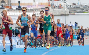 Triathletes çalışan arasında zorlu mücadele