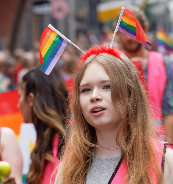 Chica joven con banderas de orgullo arco iris en el pelo —  Fotos de Stock