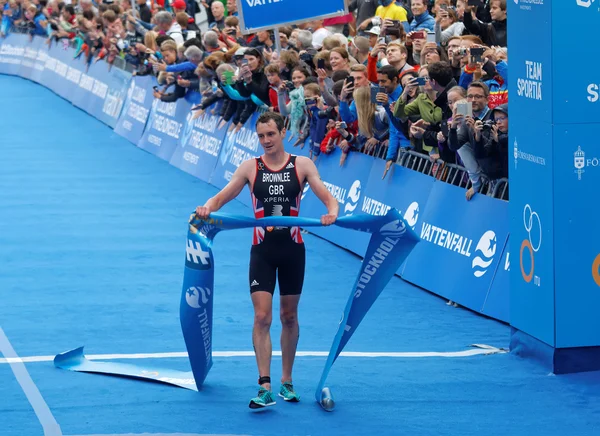 Triathlete Alistair Brownlee yarışı kazandıktan sonra — Stok fotoğraf