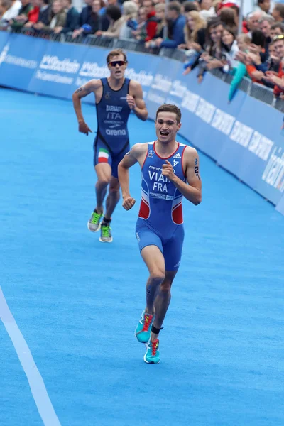 Triathlet simon vergeblich im Ziel — Stockfoto