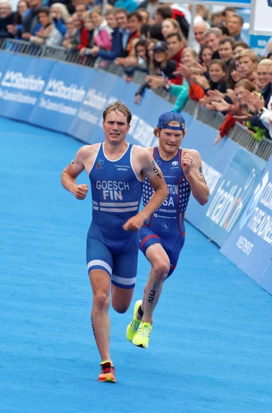 Triathlet kämpft im Ziel — Stockfoto