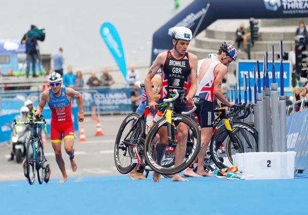 Triatleta Alistair Brownlee y Fernando Alarza en el transiti — Foto de Stock