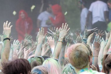 Mutlu izleyici ile sahne önünde hava silah