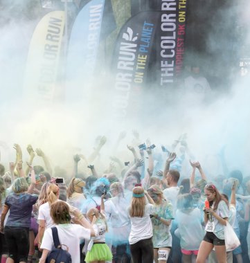 Hava ve renk toz havada kollarında mutlu izleyiciyle