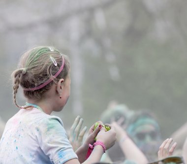 Anneler omuzları üzerinde Saçında boya ile genç kız