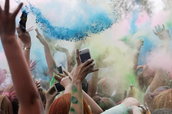 Primer plano de manos felices a través de polvo de color azul en el aire — Foto de Stock