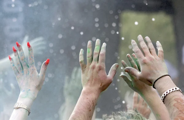 Fechar as mãos felizes do partido levantadas no ar — Fotografia de Stock