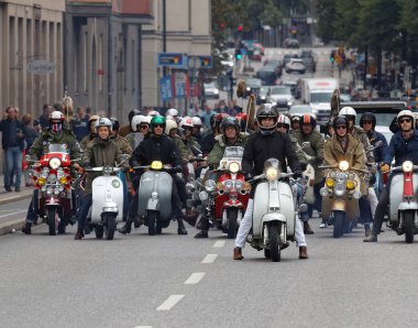 Mods eski moda Vespa üzerinde büyük grup