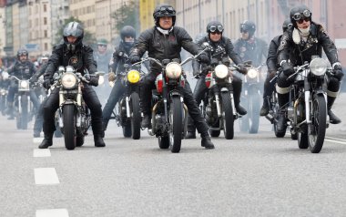 Eski moda motosiklet bisikletçileri grup