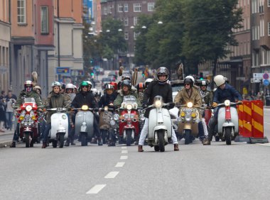 Mods eski moda Vespa üzerinde büyük grup