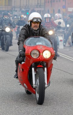 Eski moda motosiklet üzerinde deri giyim eşyası motorcu