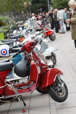 Park edilmiş retro vespa scooter hayran insanlar