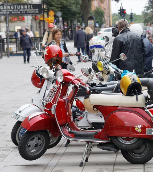 人们欣赏停放复古 vespa 摩托车 — 图库照片