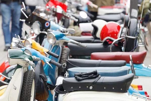 Viele Retro-Vespa-Scooter, nur ein Scooter im Fokus — Stockfoto