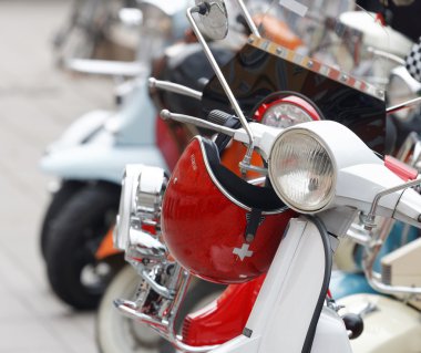 Bir vespa sco gidon üzerinde asılı retro kask parlayan kırmızı