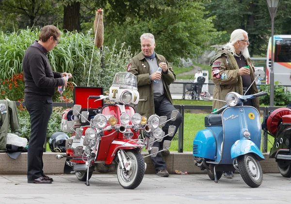 Ältere Männer posieren als Mods verkleidet auf ihren Retro-Vespa-Motorrollern — Stockfoto